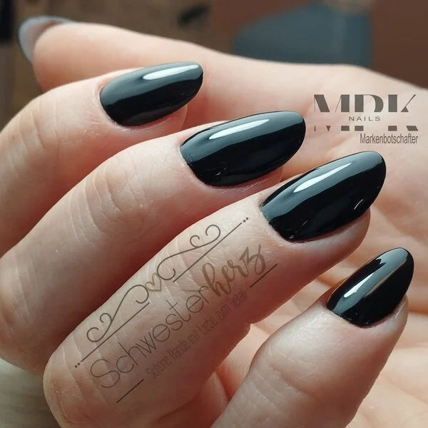 Nageldesign Schwarz – elegant, modern und vielseitig